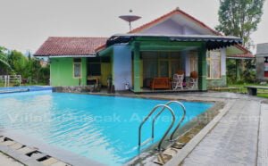 Villa Angelique, Akomodasi Murah di Puncak dengan Fasilitas Kolam Renang Badminton dan Meja Biliar