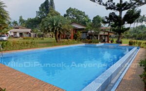 Villa Nabila-2, Liburan di Puncak Paling Pas untuk Rombongan dengan Lapangan Rumput dan Taman yang Luas