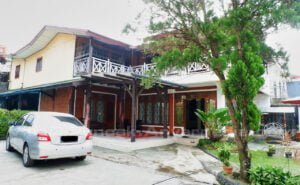 Villa Suhada, Nikmati Liburan Keluarga di Puncak dengan Akomodasi 6 Kamar Tidur dan Kolam Renang Pribadi