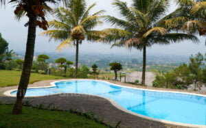 Villa Bukit Panorama Puncak, Kolam Renang dengan View dari Ketinggian